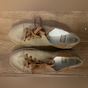 Size 10 fit flop! Super comfortable and only worn once or twice!